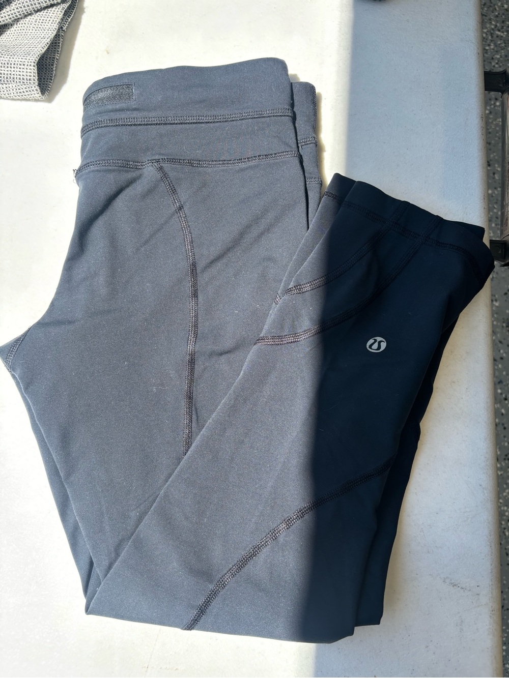 lululemon athletic Charcoal/Black Performance Leggings, Capri